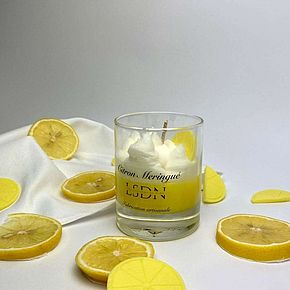 Bougie dans un verre sous forme de citron meringué