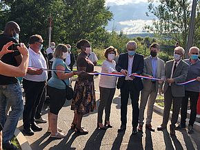 photo inuaguration. Les élus et partenaires coupent le ruban