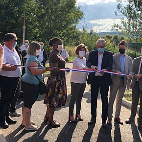 photo inuaguration. Les élus et partenaires coupent le ruban